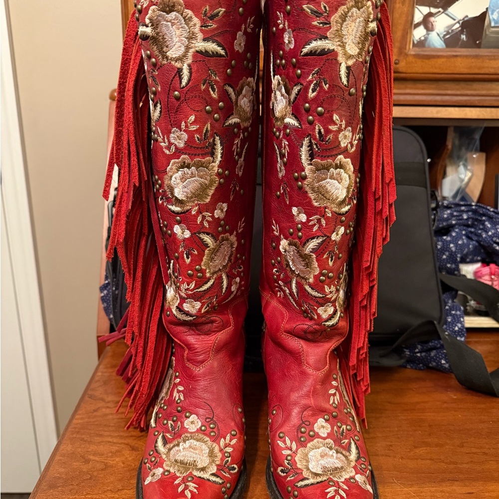 Lane Junk Gypsy Red Floral Embroidered Fringe Boots 9 like new